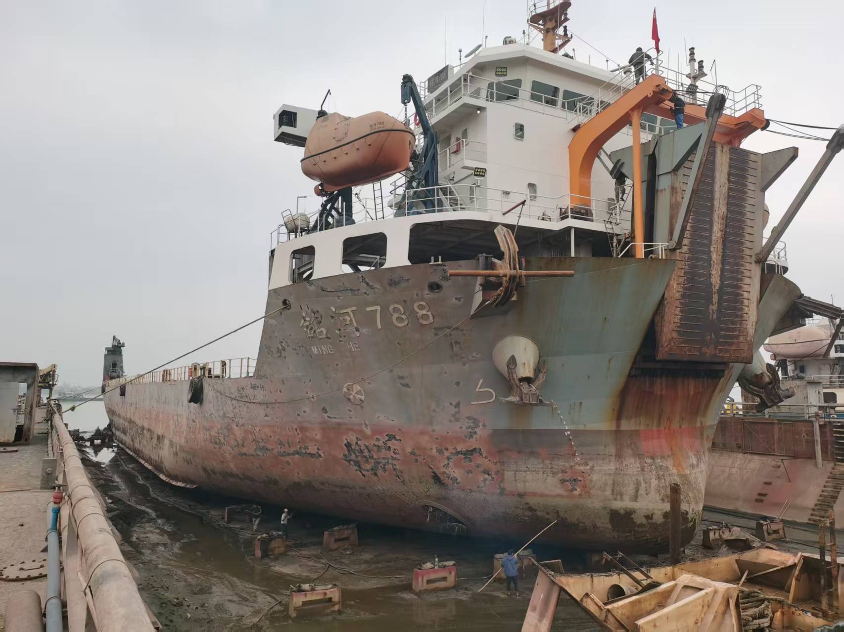 Ming He 788 bow and anchor area maintenance